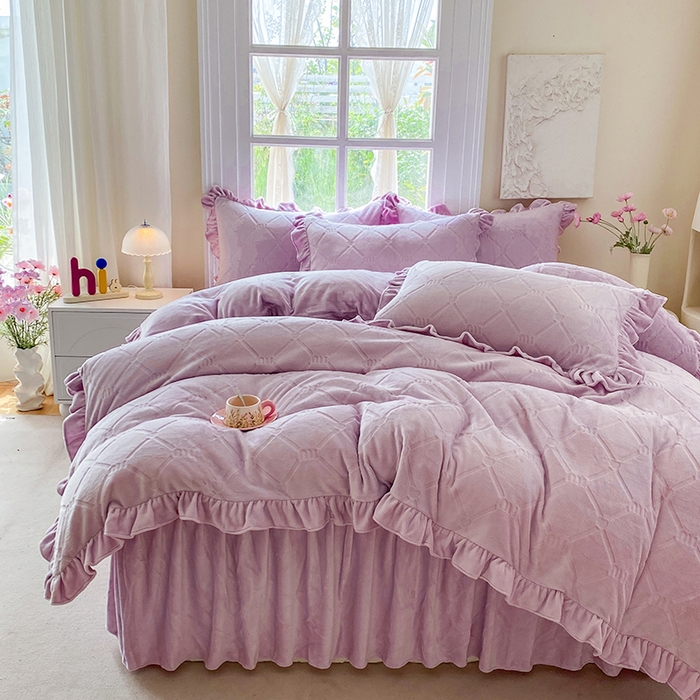 91家纺网 家纺一手货源 找家纺 乐嘉盈 2025新款雕花牛奶绒床裙款四件套-字母菲菲 字母菲菲-紫色