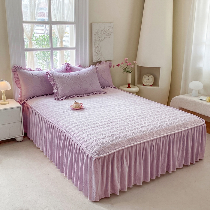 91家纺网 家纺一手货源 找家纺 乐嘉盈 2025新款雕花牛奶绒床裙款四件套-字母菲菲 字母菲菲-紫色