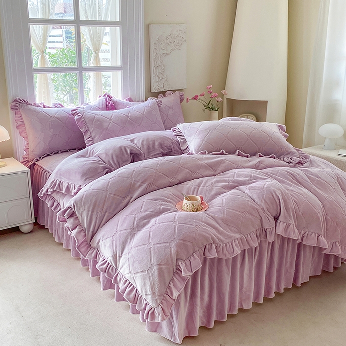 91家纺网 家纺一手货源 找家纺 乐嘉盈 2025新款雕花牛奶绒床裙款四件套-字母菲菲 字母菲菲-紫色