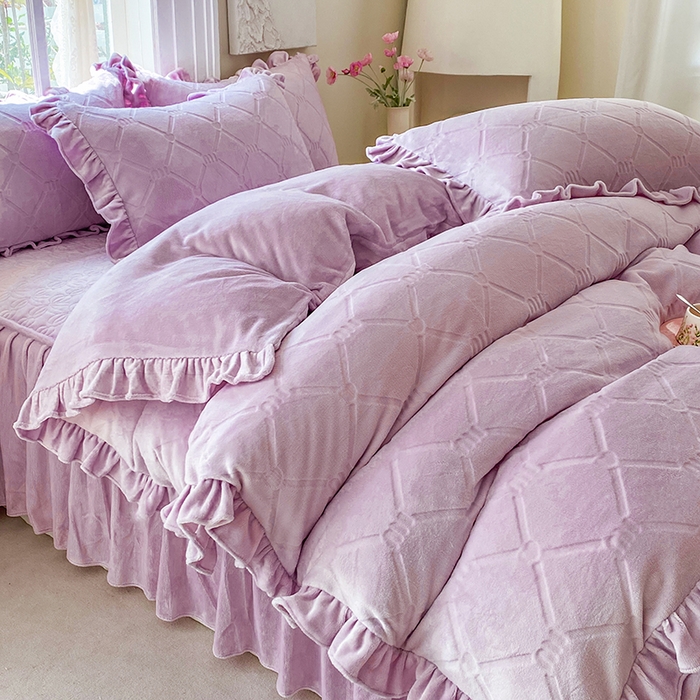 91家纺网 家纺一手货源 找家纺 乐嘉盈 2025新款雕花牛奶绒床裙款四件套-字母菲菲 字母菲菲-紫色