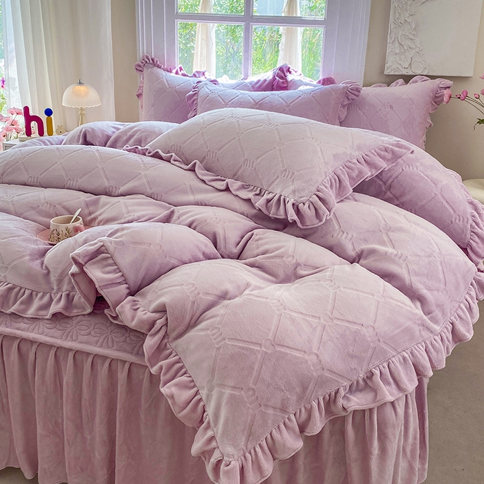 91家纺网 家纺一手货源 找家纺 乐嘉盈 2025新款雕花牛奶绒床裙款四件套-字母菲菲 字母菲菲-紫色