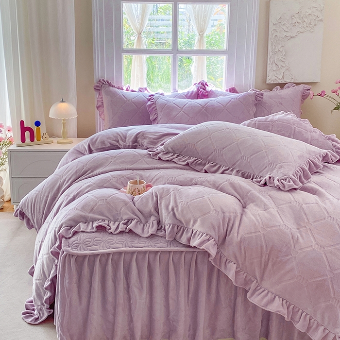 91家纺网 家纺一手货源 找家纺 乐嘉盈 2025新款雕花牛奶绒床裙款四件套-字母菲菲 字母菲菲-紫色