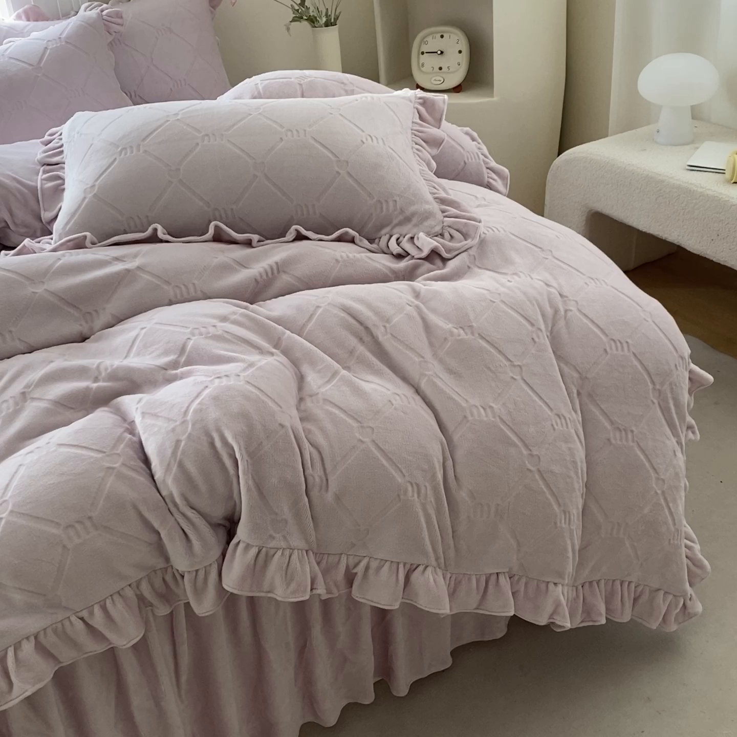 91家纺网 家纺一手货源 找家纺 乐嘉盈 2025新款雕花牛奶绒床裙款四件套-字母菲菲 字母菲菲-紫色