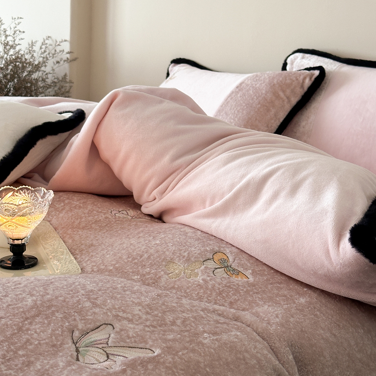 91家纺网 家纺一手货源 找家纺 MIU缪家居 2025新新款云锦绒牛奶绒四件套-赫妍 丝绒粉