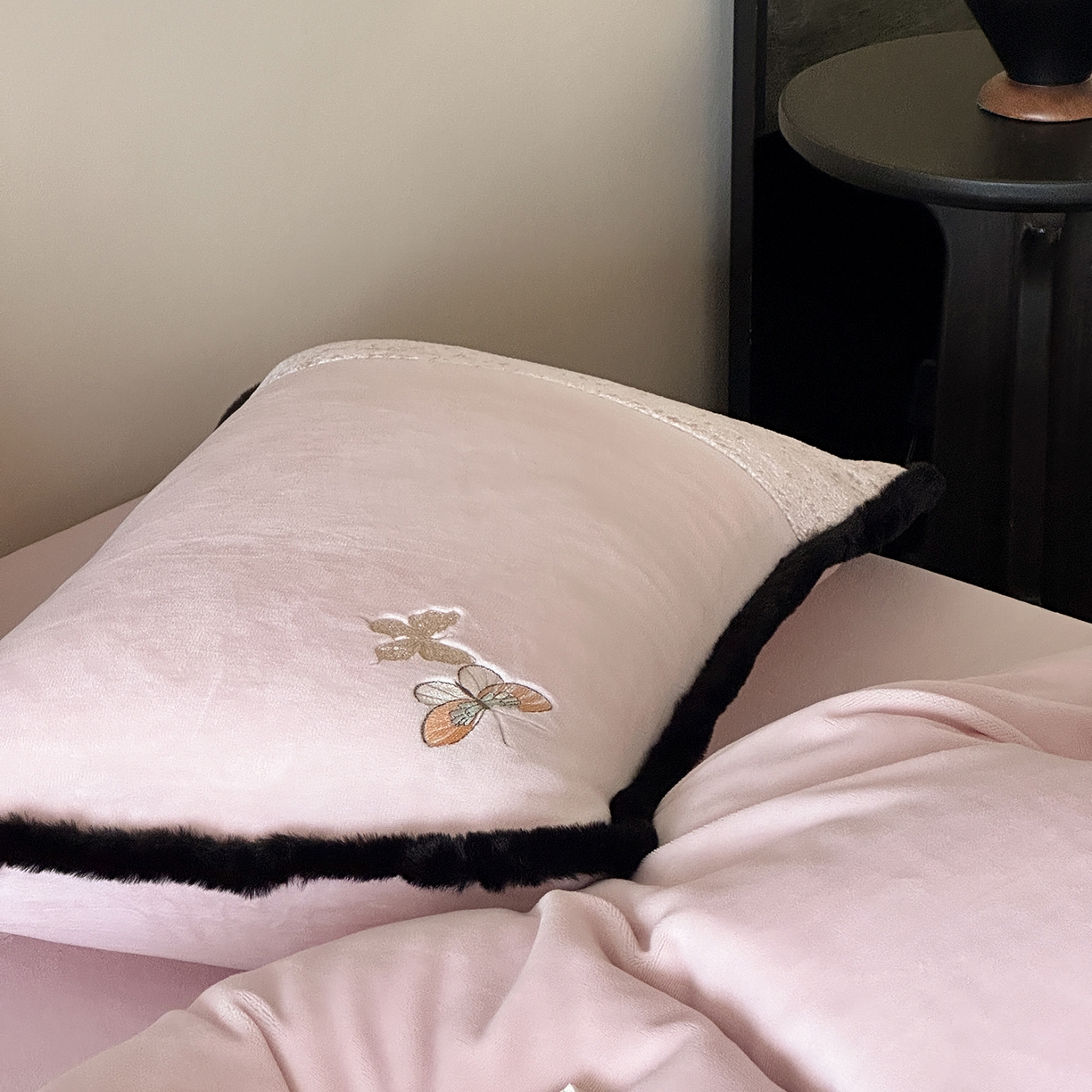 91家纺网 家纺一手货源 找家纺 MIU缪家居 2025新新款云锦绒牛奶绒四件套-赫妍 丝绒粉