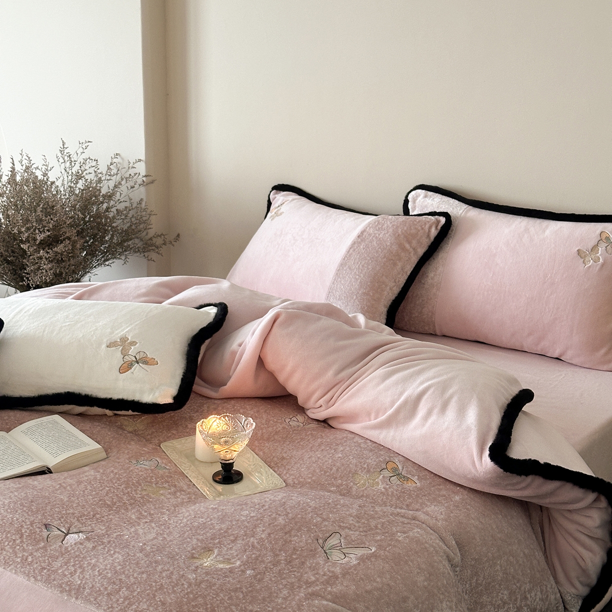 91家纺网 家纺一手货源 找家纺 MIU缪家居 2025新新款云锦绒牛奶绒四件套-赫妍 丝绒粉