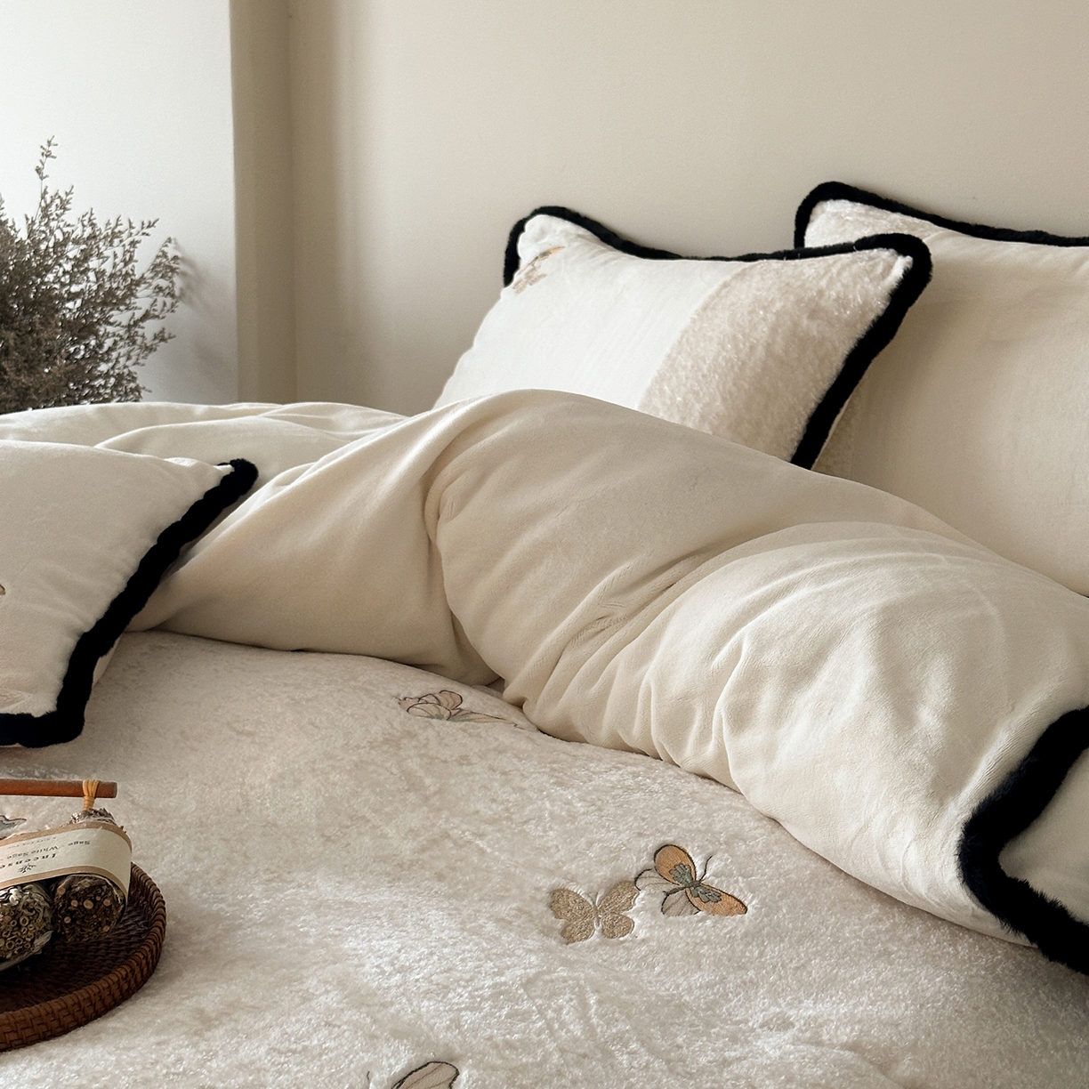 91家纺网 家纺一手货源 找家纺 MIU缪家居 2025新新款云锦绒牛奶绒四件套-赫妍 鎏金白