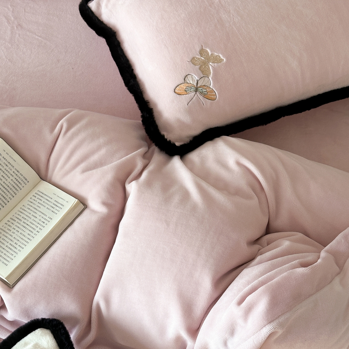 91家纺网 家纺一手货源 找家纺 MIU缪家居 2025新新款云锦绒牛奶绒四件套-赫妍 丝绒粉