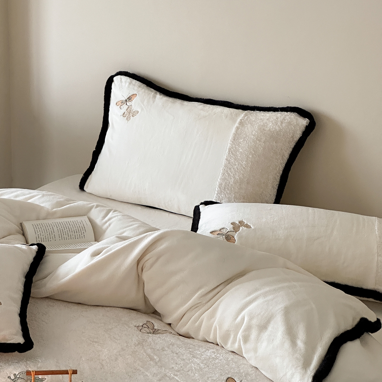 91家纺网 家纺一手货源 找家纺 MIU缪家居 2025新新款云锦绒牛奶绒四件套-赫妍 鎏金白