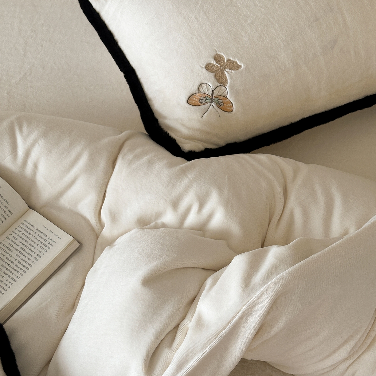 91家纺网 家纺一手货源 找家纺 MIU缪家居 2025新新款云锦绒牛奶绒四件套-赫妍 鎏金白