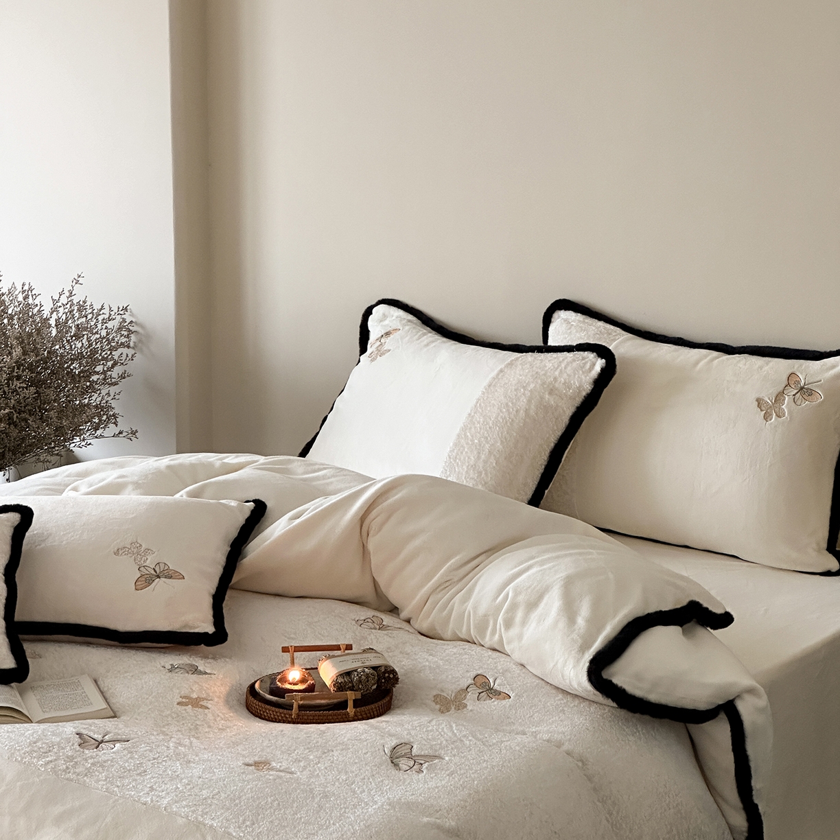 91家纺网 家纺一手货源 找家纺 MIU缪家居 2025新新款云锦绒牛奶绒四件套-赫妍 鎏金白