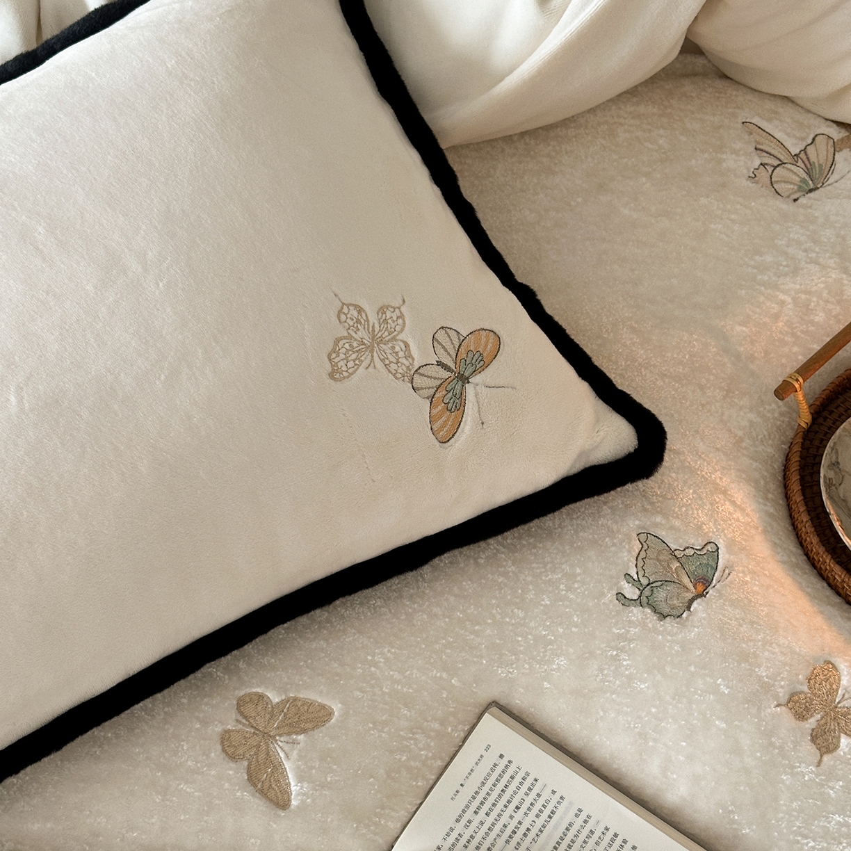 91家纺网 家纺一手货源 找家纺 MIU缪家居 2025新新款云锦绒牛奶绒四件套-赫妍 鎏金白