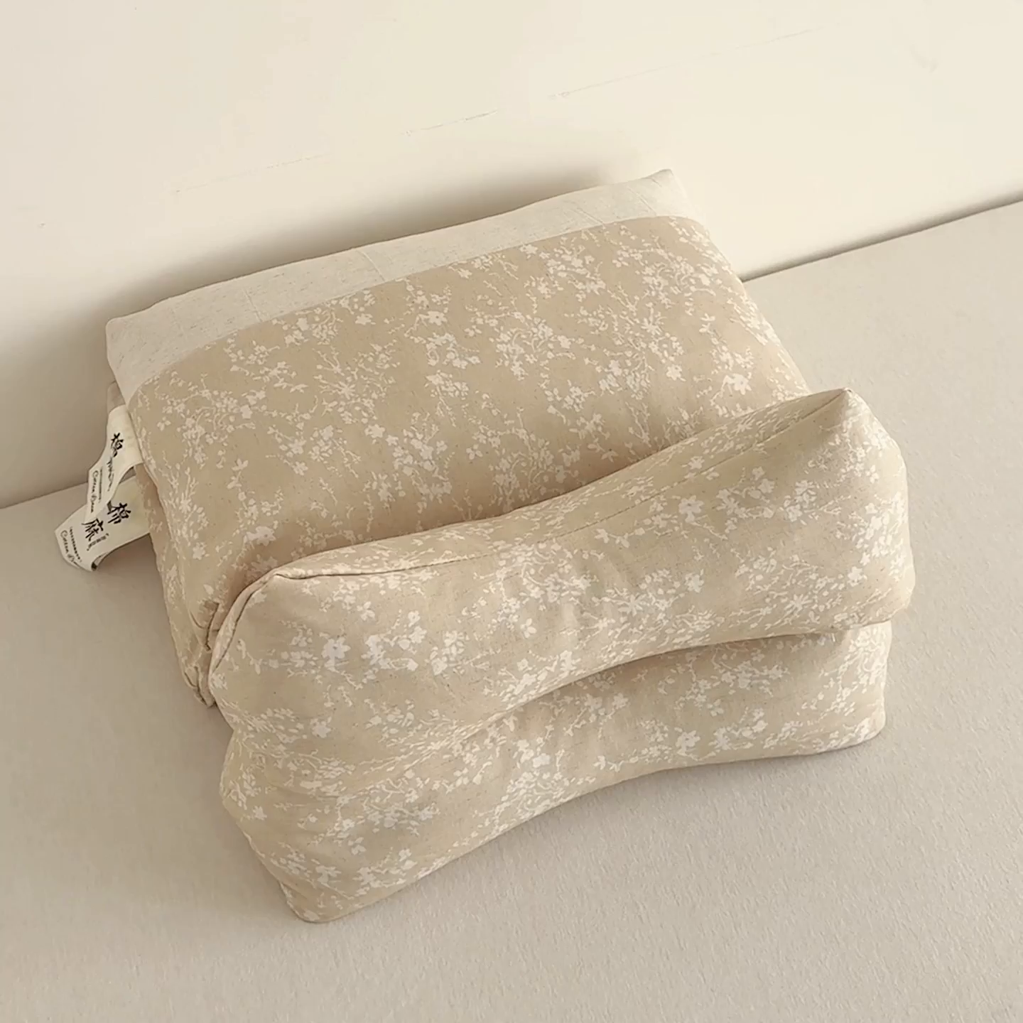 91家纺网 家纺一手货源 找家纺 （总）麦肯锡 2025新款棉麻古朴三角牵引荞麦枕  枕头枕芯