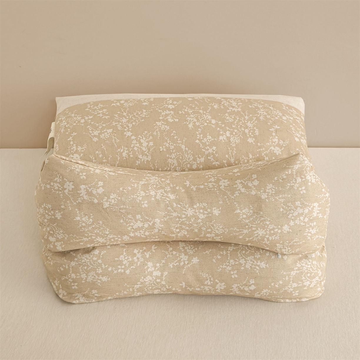 91家纺网 家纺一手货源 找家纺 （总）麦肯锡 2025新款棉麻古朴三角牵引荞麦枕  枕头枕芯