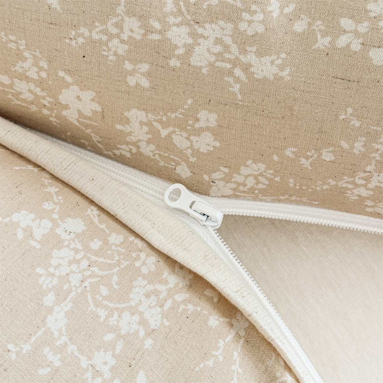 91家纺网 家纺一手货源 找家纺 麦肯锡 2025新款棉麻古朴三角牵引荞麦枕  枕头枕芯 半夏米白/只