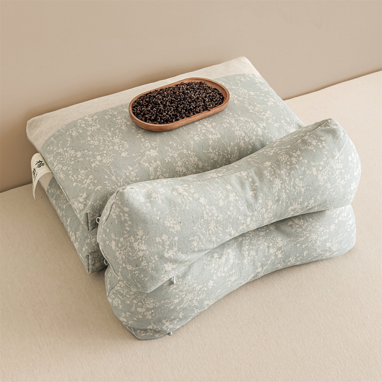 91家纺网 家纺一手货源 找家纺 麦肯锡 2025新款棉麻古朴三角牵引荞麦枕  枕头枕芯 半夏浅蓝/只