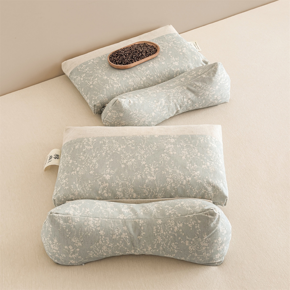 91家纺网 家纺一手货源 找家纺 麦肯锡 2025新款棉麻古朴三角牵引荞麦枕  枕头枕芯 半夏浅蓝/只