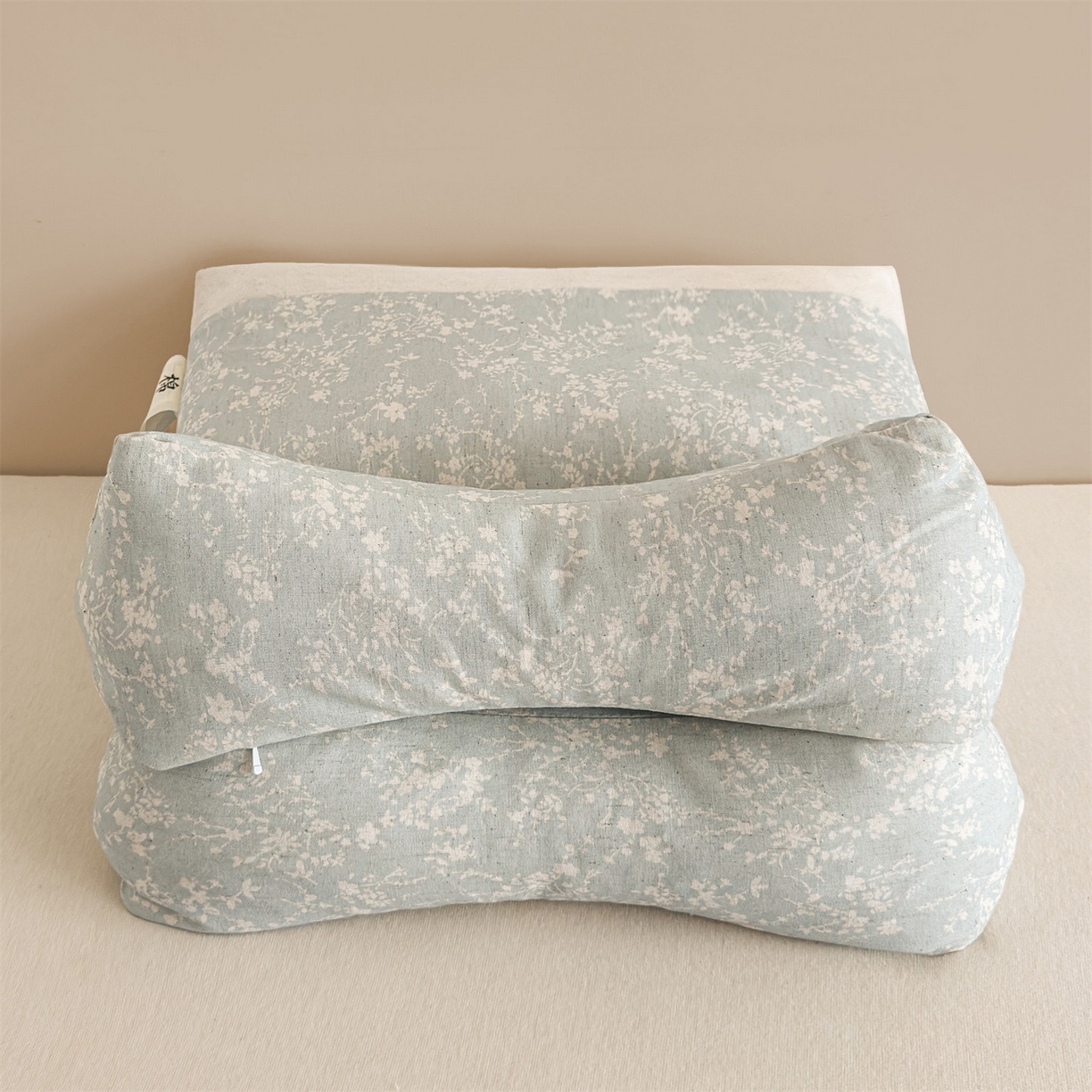 91家纺网 家纺一手货源 找家纺 麦肯锡 2025新款棉麻古朴三角牵引荞麦枕  枕头枕芯 半夏浅蓝/只