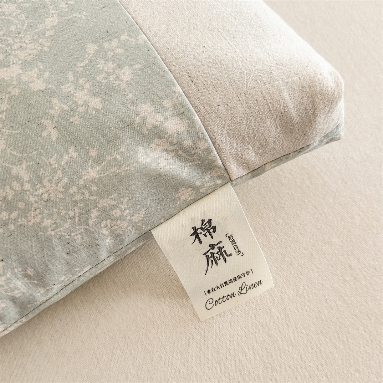 91家纺网 家纺一手货源 找家纺 麦肯锡 2025新款棉麻古朴三角牵引荞麦枕  枕头枕芯 半夏浅蓝/只