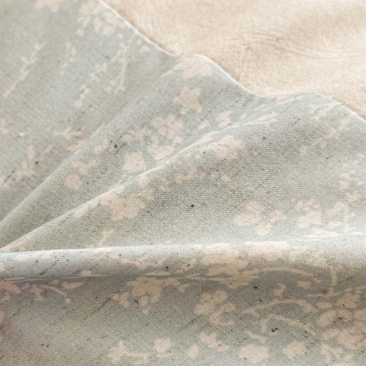 91家纺网 家纺一手货源 找家纺 麦肯锡 2025新款棉麻古朴三角牵引荞麦枕  枕头枕芯 半夏浅蓝/只