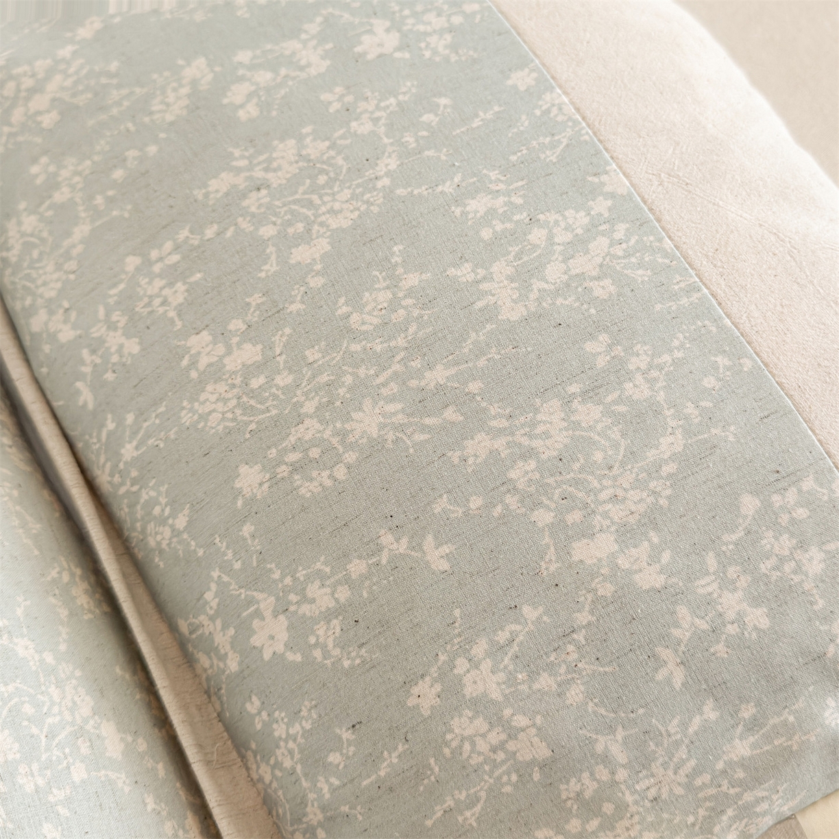 91家纺网 家纺一手货源 找家纺 麦肯锡 2025新款棉麻古朴三角牵引荞麦枕  枕头枕芯 半夏浅蓝/只