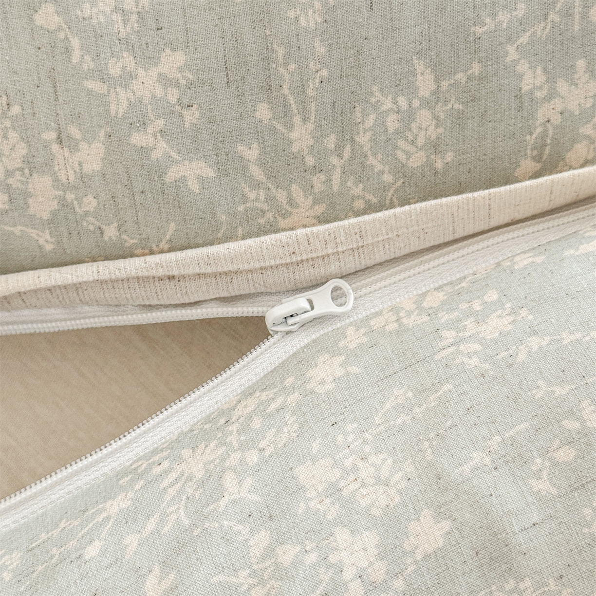 91家纺网 家纺一手货源 找家纺 麦肯锡 2025新款棉麻古朴三角牵引荞麦枕  枕头枕芯 半夏浅蓝/只