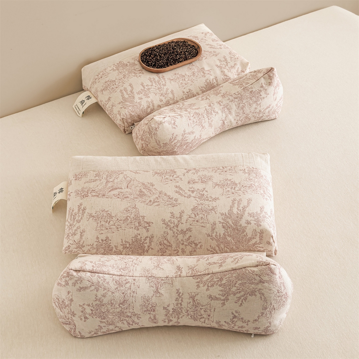 91家纺网 家纺一手货源 找家纺 麦肯锡 2025新款棉麻古朴三角牵引荞麦枕  枕头枕芯 梦想庄园粉/只