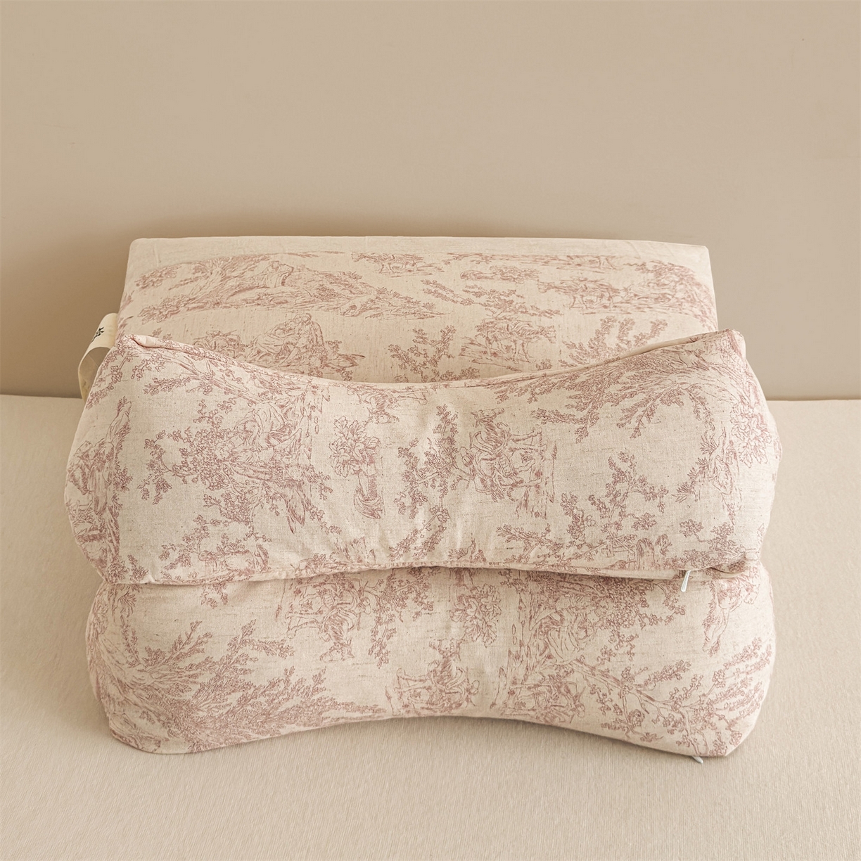 91家纺网 家纺一手货源 找家纺 麦肯锡 2025新款棉麻古朴三角牵引荞麦枕  枕头枕芯 梦想庄园粉/只