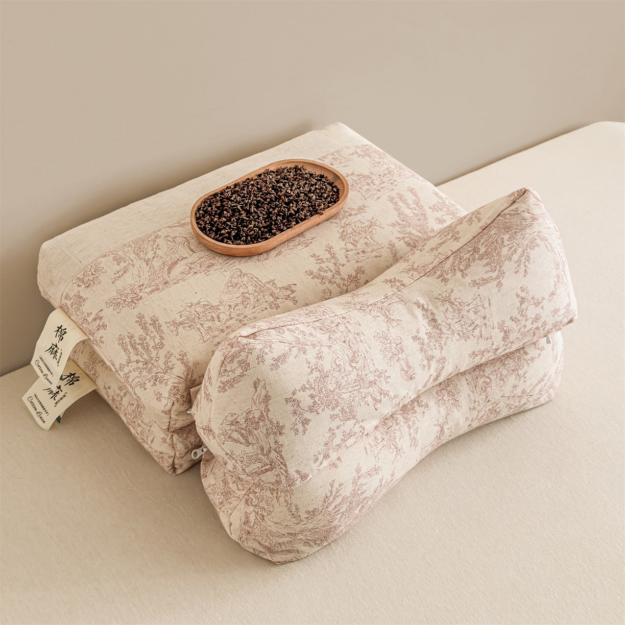 91家纺网 家纺一手货源 找家纺 麦肯锡 2025新款棉麻古朴三角牵引荞麦枕  枕头枕芯 梦想庄园粉/只