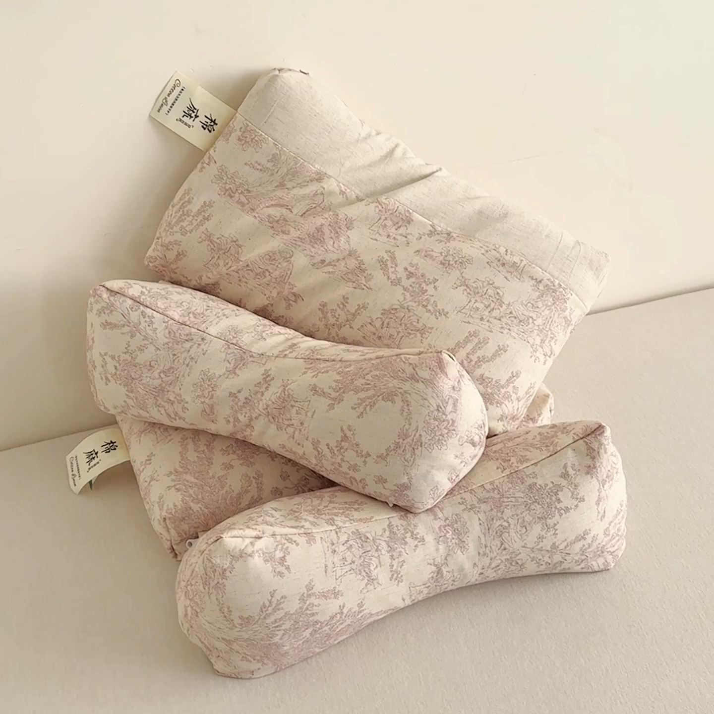 91家纺网 家纺一手货源 找家纺 麦肯锡 2025新款棉麻古朴三角牵引荞麦枕  枕头枕芯 梦想庄园粉/只