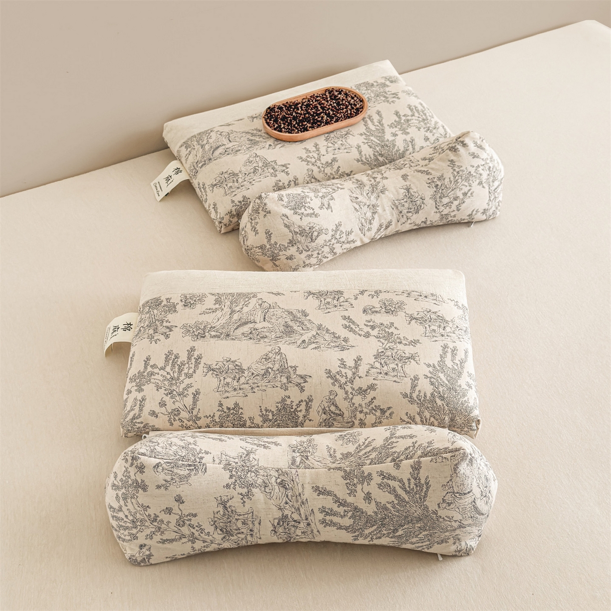 91家纺网 家纺一手货源 找家纺 麦肯锡 2025新款棉麻古朴三角牵引荞麦枕  枕头枕芯 梦想庄园灰/只