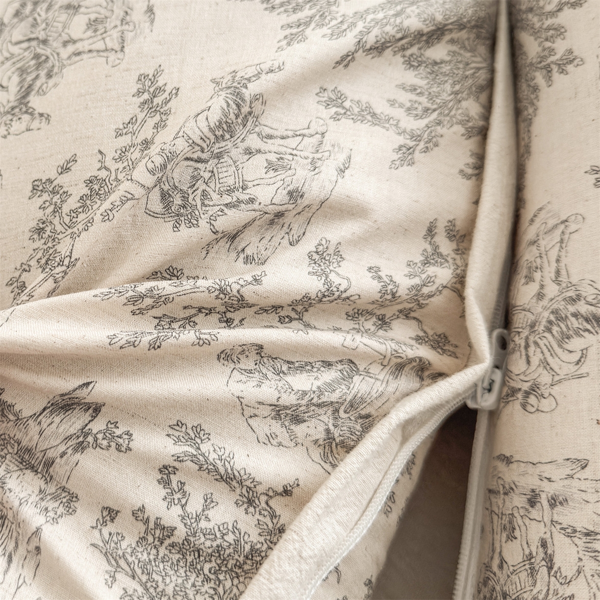 91家纺网 家纺一手货源 找家纺 麦肯锡 2025新款棉麻古朴三角牵引荞麦枕  枕头枕芯 梦想庄园灰/只