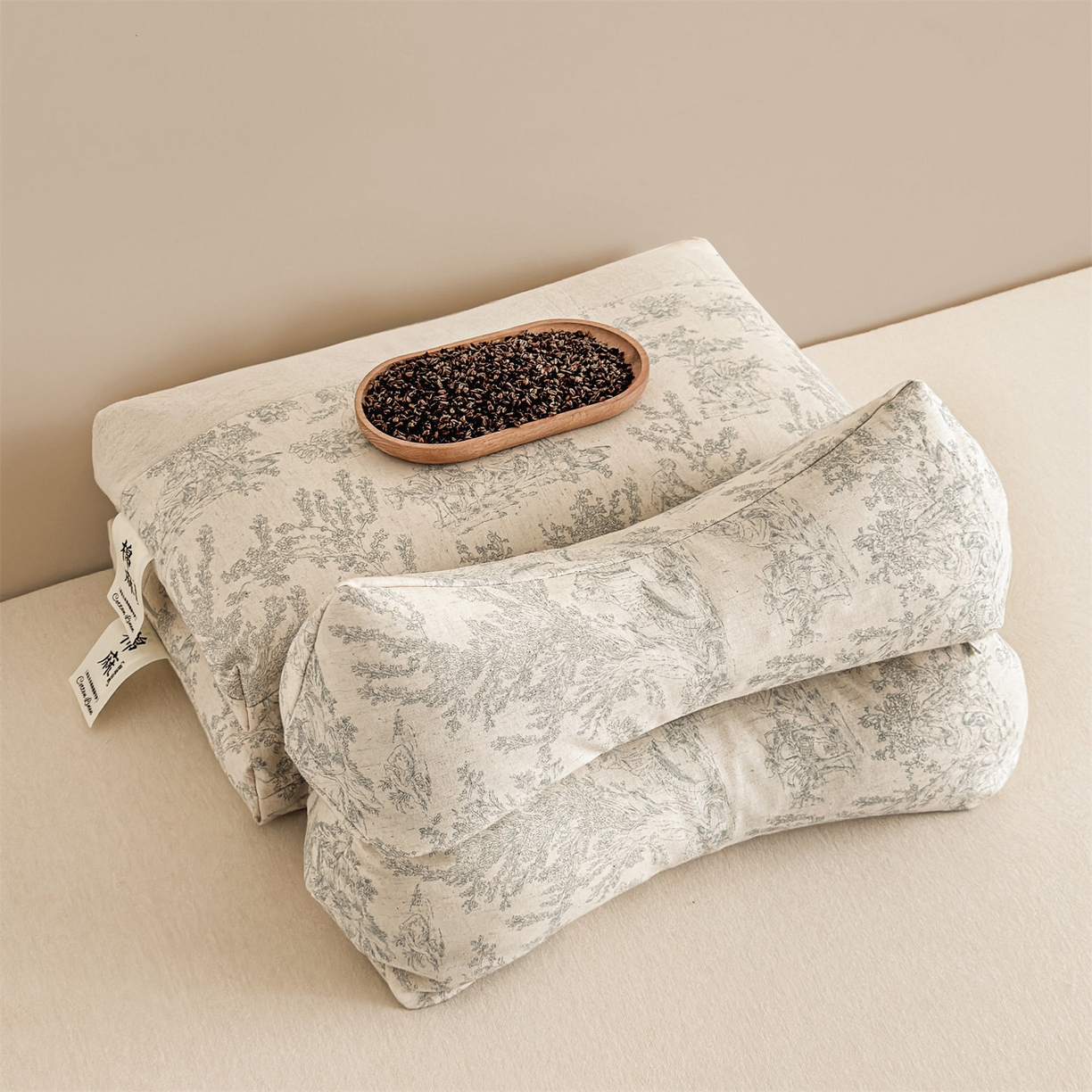 91家纺网 家纺一手货源 找家纺 麦肯锡 2025新款棉麻古朴三角牵引荞麦枕  枕头枕芯 梦想庄园蓝/对