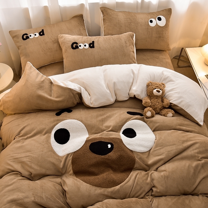 91家纺网 家纺一手货源 找家纺 （总）炫拼家纺 2025新款大眼卡通大版毛巾绣加厚牛奶绒四件套