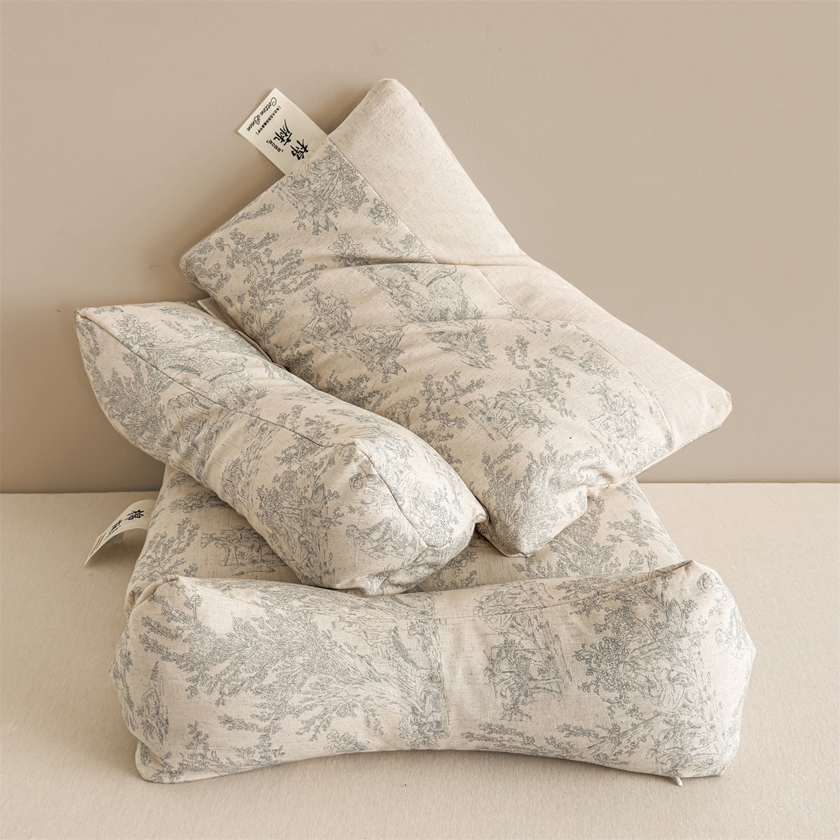 91家纺网 家纺一手货源 找家纺 麦肯锡 2025新款棉麻古朴三角牵引荞麦枕  枕头枕芯 梦想庄园蓝/对