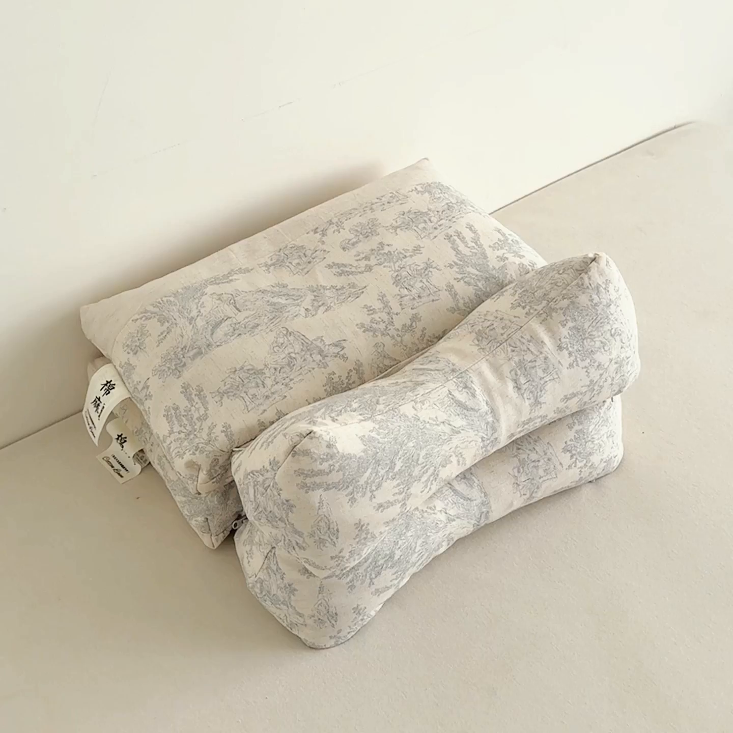 91家纺网 家纺一手货源 找家纺 麦肯锡 2025新款棉麻古朴三角牵引荞麦枕  枕头枕芯 梦想庄园蓝/对