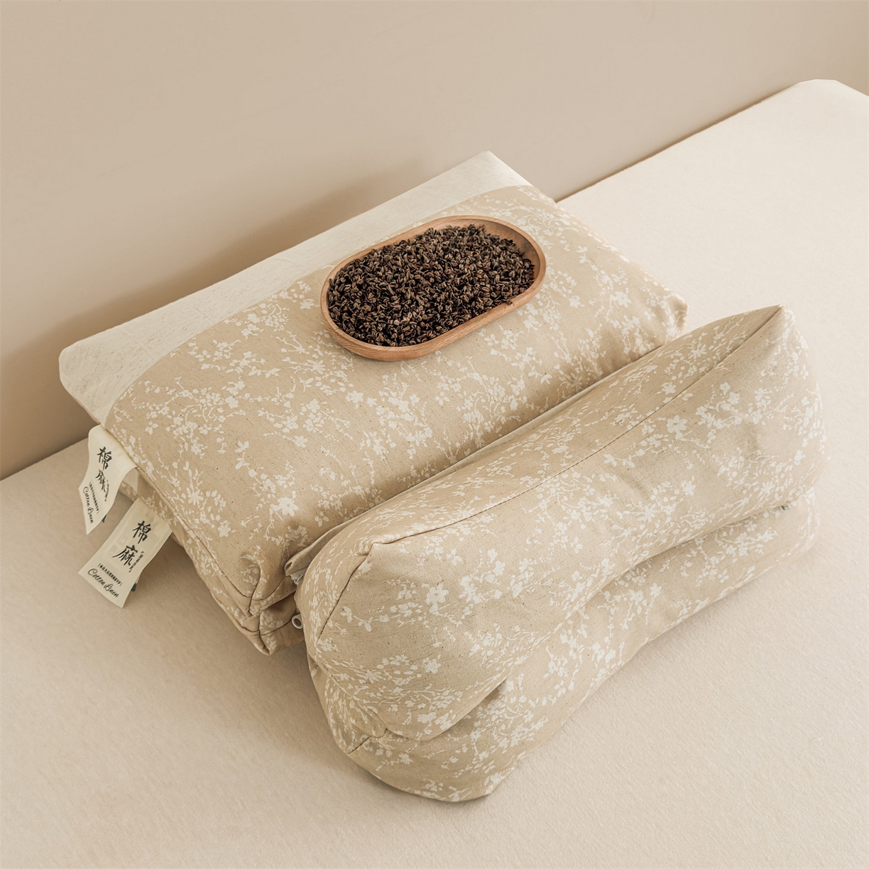 91家纺网 家纺一手货源 找家纺 麦肯锡 2025新款棉麻古朴三角牵引荞麦枕  枕头枕芯 半夏米白/对