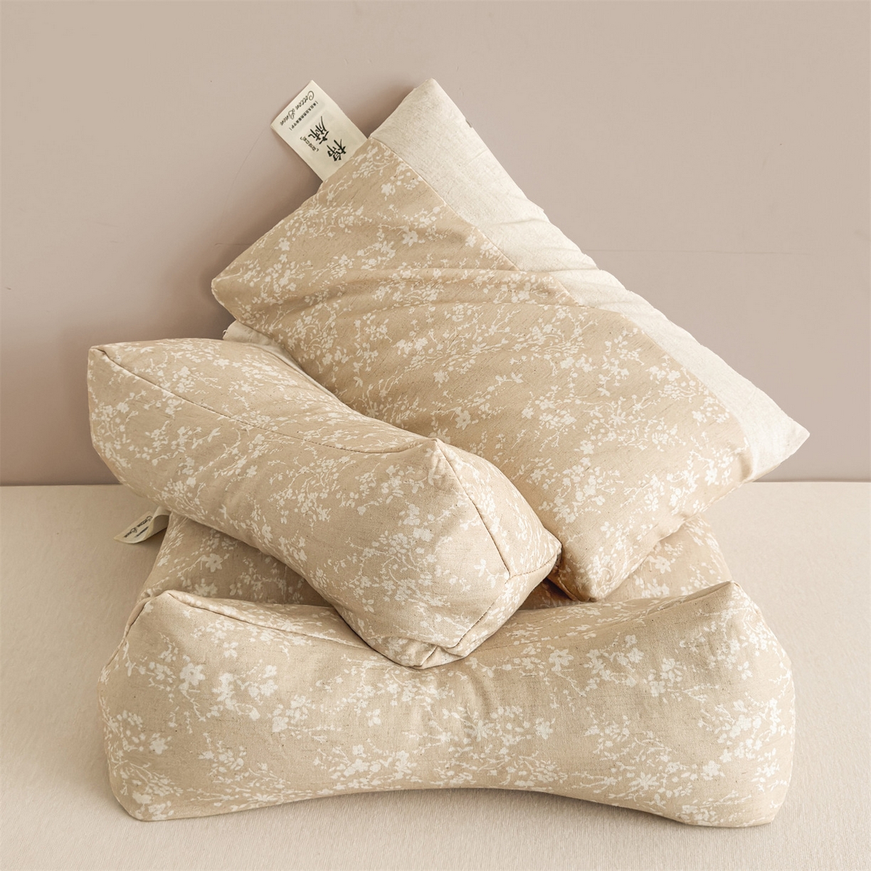 91家纺网 家纺一手货源 找家纺 麦肯锡 2025新款棉麻古朴三角牵引荞麦枕  枕头枕芯 半夏米白/对