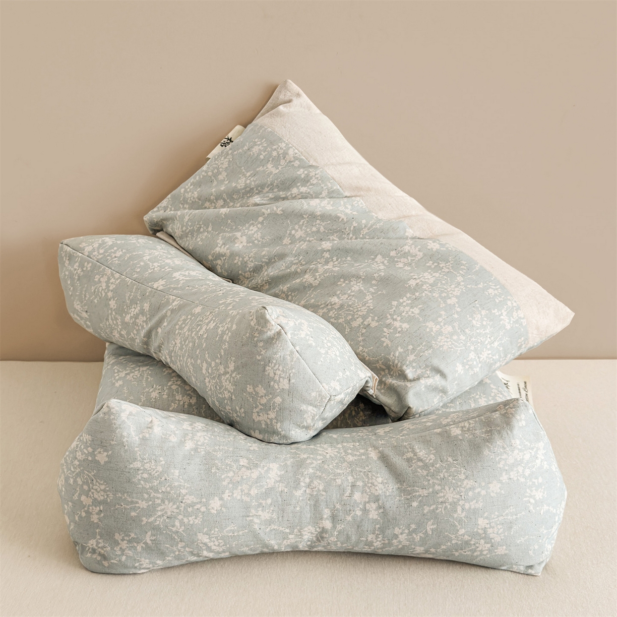 91家纺网 家纺一手货源 找家纺 麦肯锡 2025新款棉麻古朴三角牵引荞麦枕  枕头枕芯 半夏浅蓝/对