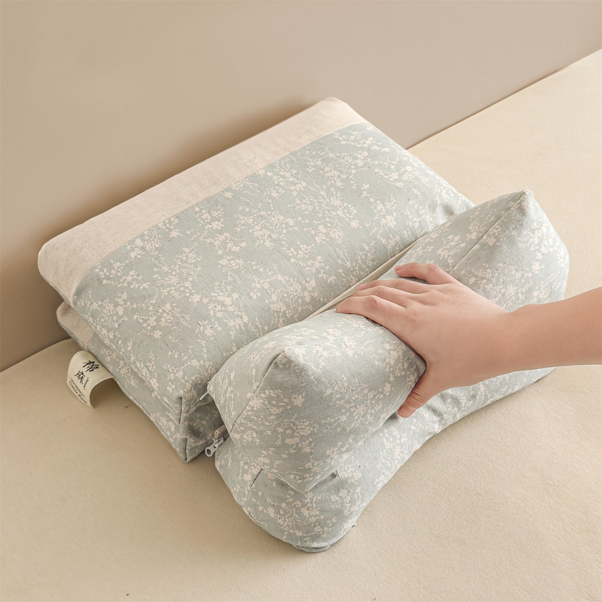 91家纺网 家纺一手货源 找家纺 麦肯锡 2025新款棉麻古朴三角牵引荞麦枕  枕头枕芯 半夏浅蓝/对