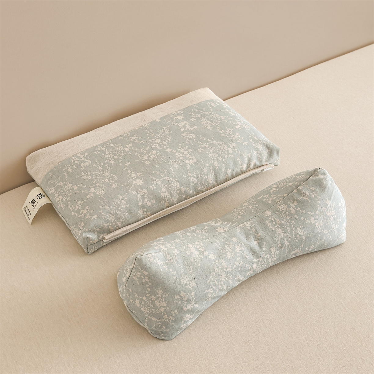 91家纺网 家纺一手货源 找家纺 麦肯锡 2025新款棉麻古朴三角牵引荞麦枕  枕头枕芯 半夏浅蓝/对