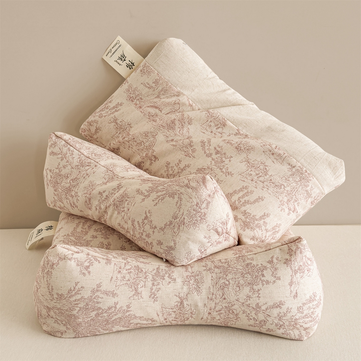 91家纺网 家纺一手货源 找家纺 麦肯锡 2025新款棉麻古朴三角牵引荞麦枕  枕头枕芯 梦想庄园粉/对