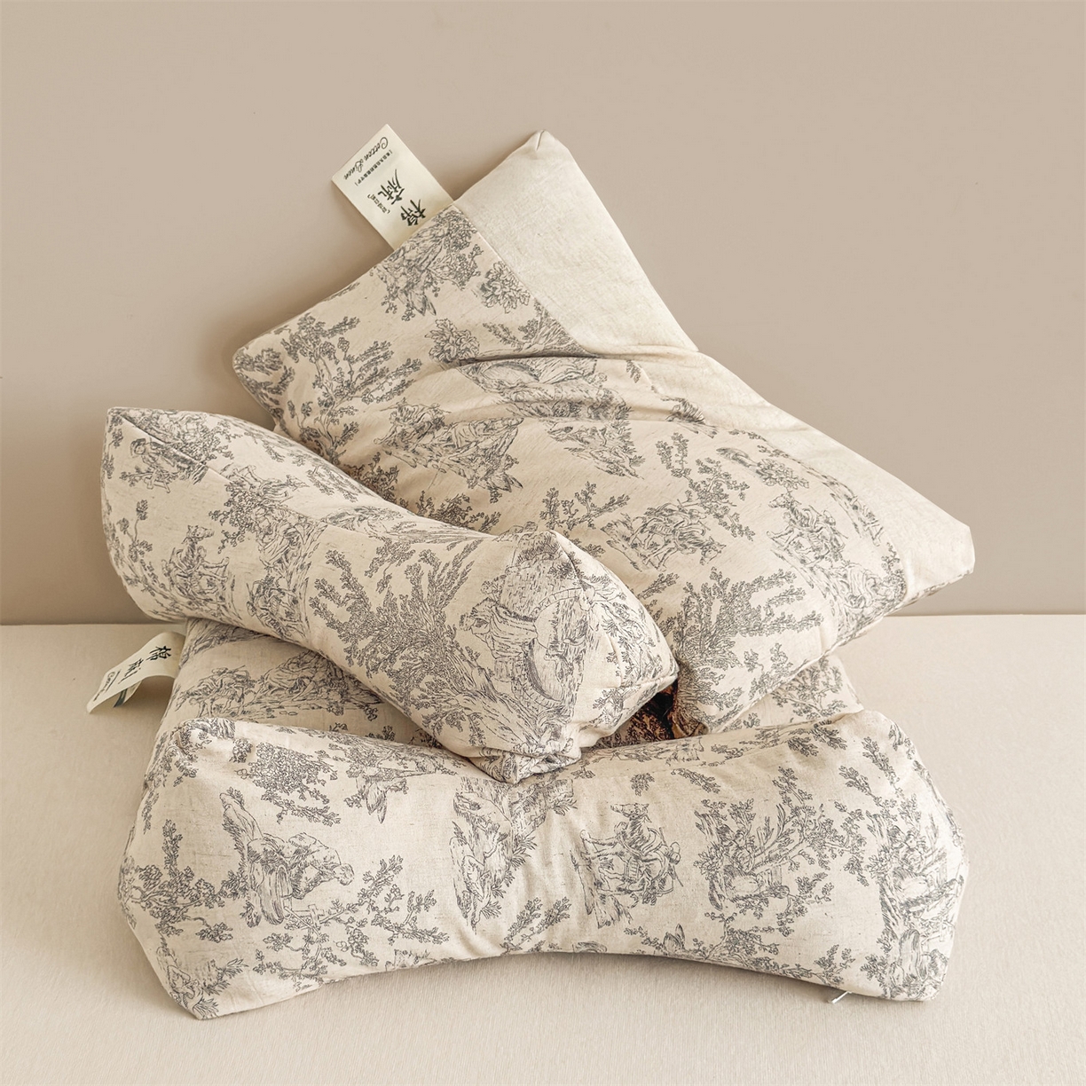 91家纺网 家纺一手货源 找家纺 麦肯锡 2025新款棉麻古朴三角牵引荞麦枕  枕头枕芯 梦想庄园灰/对