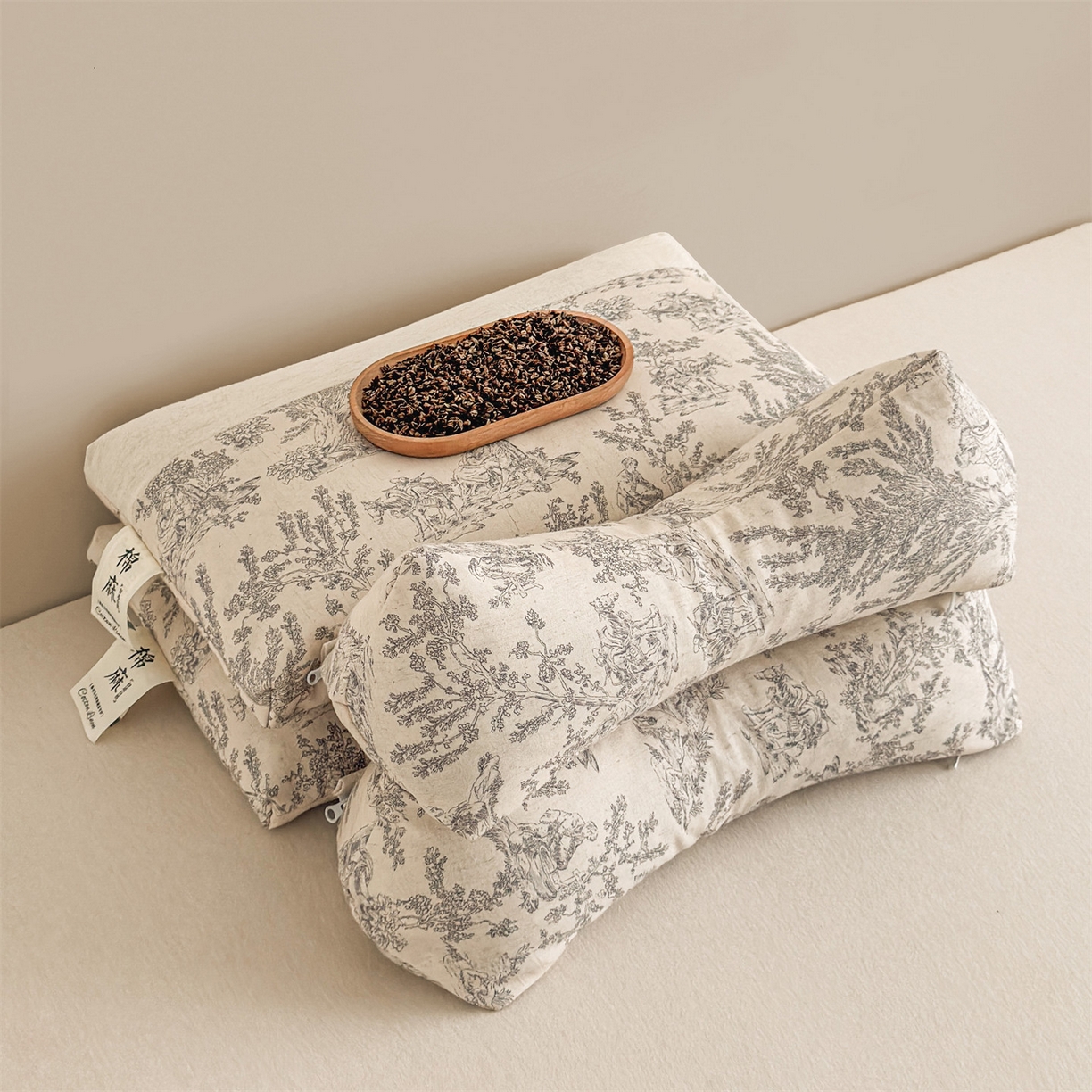 91家纺网 家纺一手货源 找家纺 麦肯锡 2025新款棉麻古朴三角牵引荞麦枕  枕头枕芯 梦想庄园灰/对