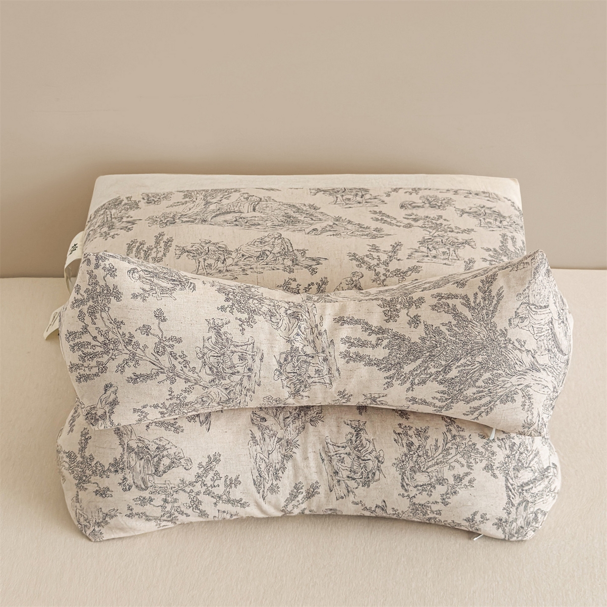 91家纺网 家纺一手货源 找家纺 麦肯锡 2025新款棉麻古朴三角牵引荞麦枕  枕头枕芯 梦想庄园灰/对