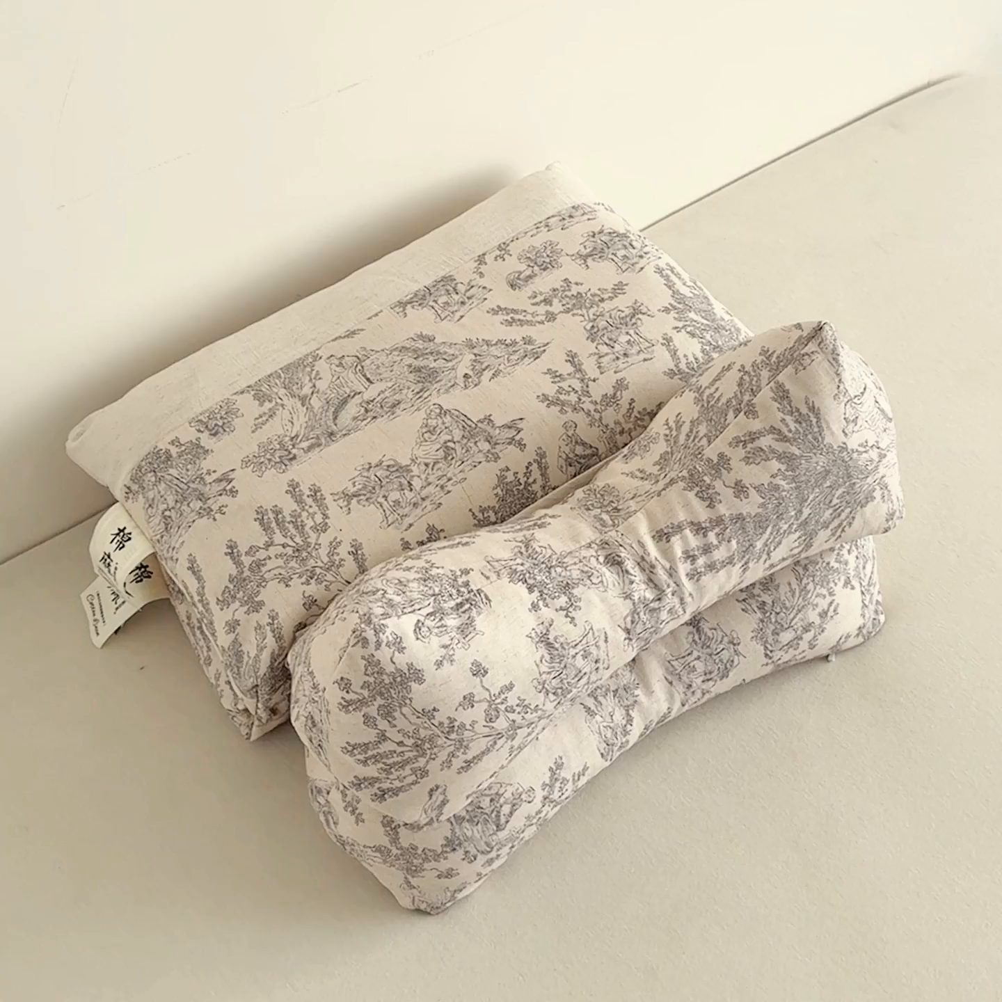 91家纺网 家纺一手货源 找家纺 麦肯锡 2025新款棉麻古朴三角牵引荞麦枕  枕头枕芯 梦想庄园灰/对