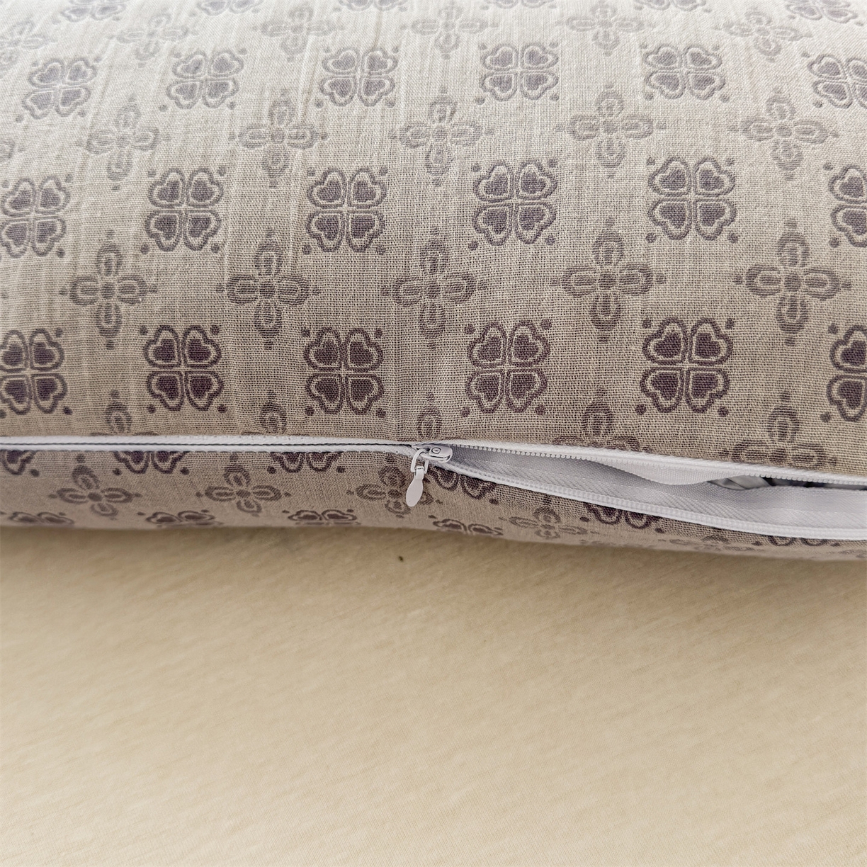 91家纺网 家纺一手货源 找家纺 麦肯锡 2025新款四叶草护颈荞麦枕  枕头枕芯 灰色/只