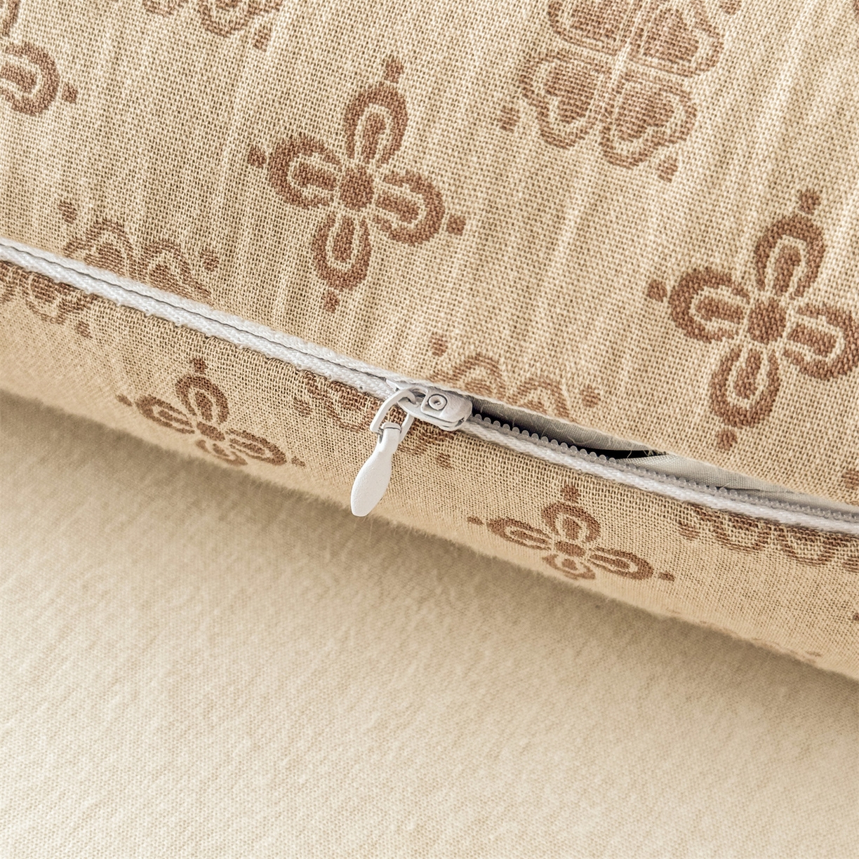 91家纺网 家纺一手货源 找家纺 麦肯锡 2025新款四叶草护颈荞麦枕  枕头枕芯 棕色/对