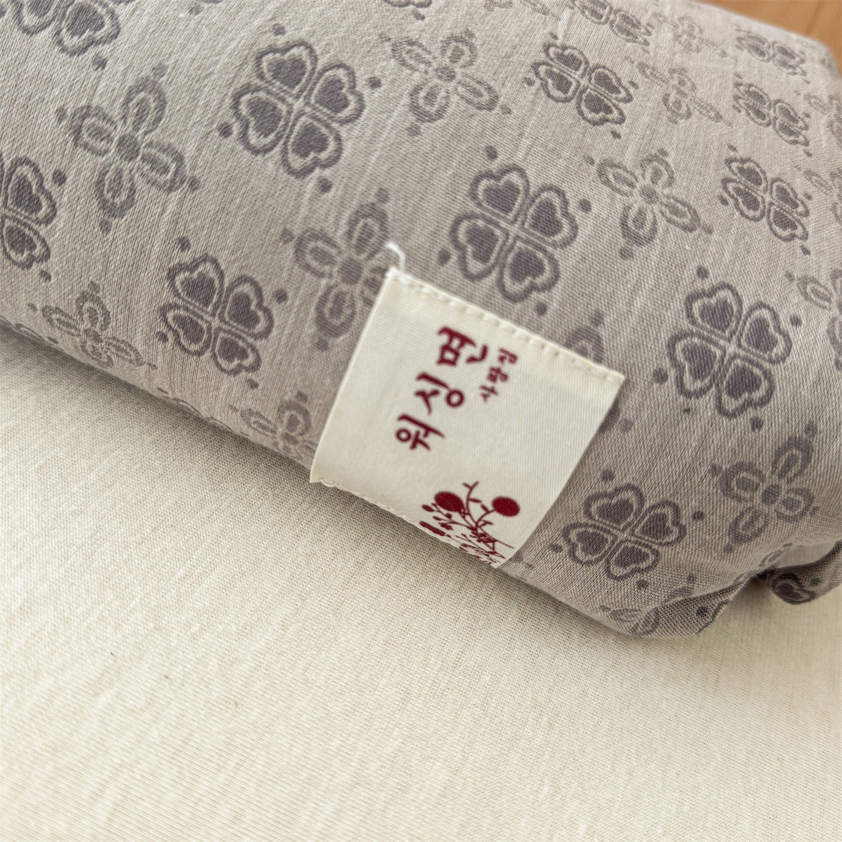 91家纺网 家纺一手货源 找家纺 麦肯锡 2025新款四叶草护颈荞麦枕  枕头枕芯 灰色/只