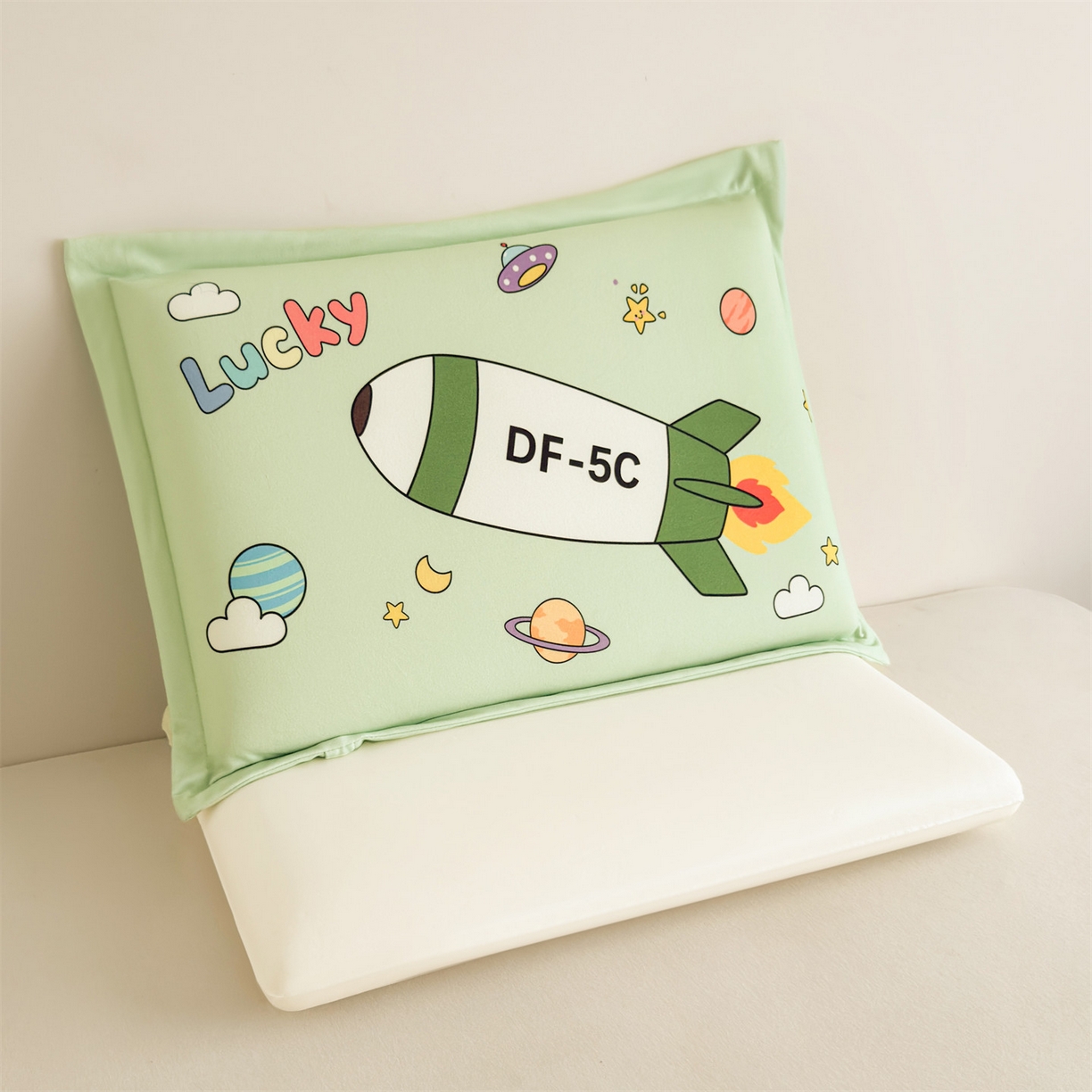 91家纺网 家纺一手货源 找家纺 麦肯锡 2025新款卡通记忆棉枕  枕头枕芯 星空导弹/只